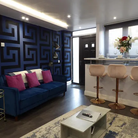 Convenience, Calm Comfort-- A Stylish One-bedroom Retreat Just 3 Stops From The Heart Of The * Edinburgh