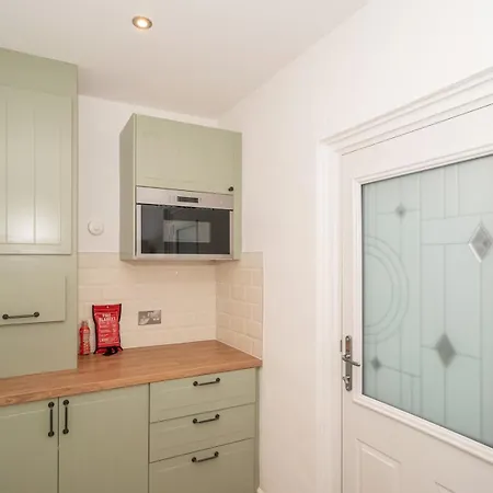 Charming Family House In Rosewell - Pass The Keys