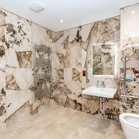 Dragon Luxury At 9 Albyn Place *