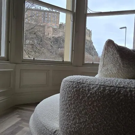 Apartmán 2 Bedroom Sofa Bed In Livingroom Castle View 1st Floor Sleeps 6 *