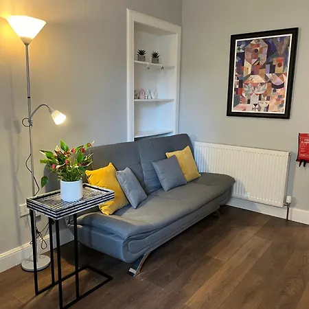 Comfortable One-bedroom Free Parking Space إدنبرة
