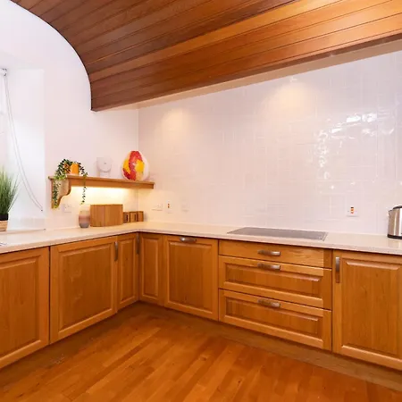 Deluxe 3-bedroom On Princes Street Overlooking Castle Apartment