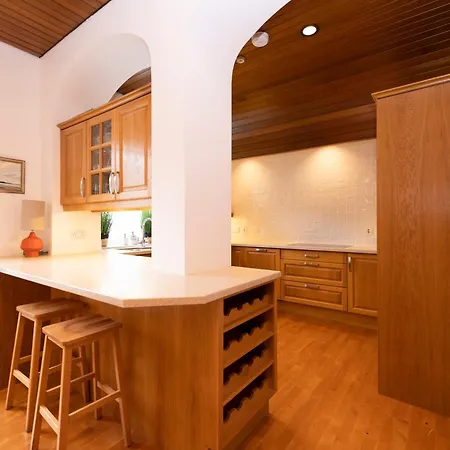 Apartment Deluxe 3-bedroom On Princes Street Overlooking Castle