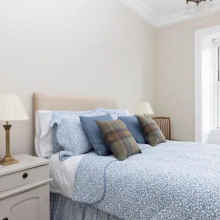 Deluxe 3-bedroom On Princes Street Overlooking Castle *