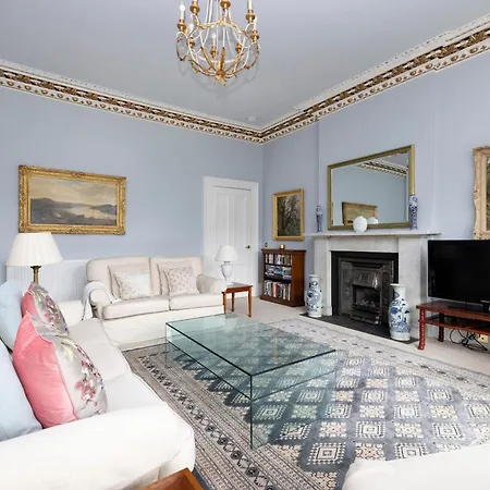Deluxe 3-bedroom On Princes Street Overlooking Castle