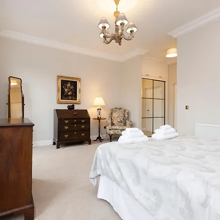 Deluxe 3-bedroom On Princes Street Overlooking Castle Apartment Edinburgh