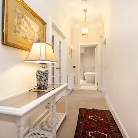 Deluxe 3-bedroom On Princes Street Overlooking Castle