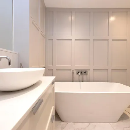 Apartment Deluxe 3-bedroom On Princes Street Overlooking Castle *