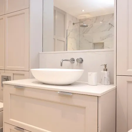 Deluxe 3-bedroom On Princes Street Overlooking Castle Apartment Edinburgh