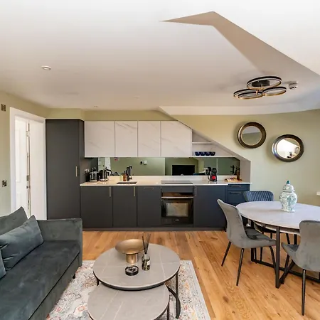 Dragon Luxury At 9 Albyn Place *