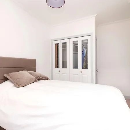 Joivy Spacious 2-bedroom Ground Floor Flat Apartment Edinburgh