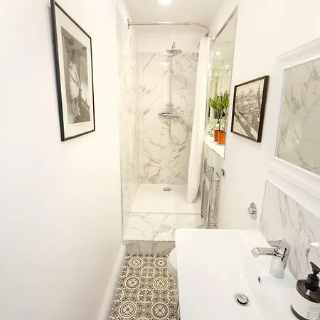 Joivy Spacious 2-bedroom Ground Floor Flat * Эдинбург