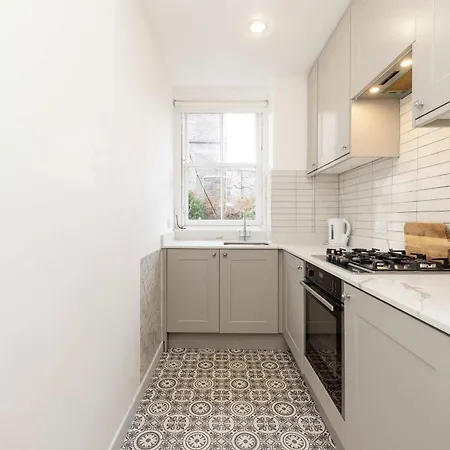 Joivy Spacious 2-bedroom Ground Floor Flat * Эдинбург