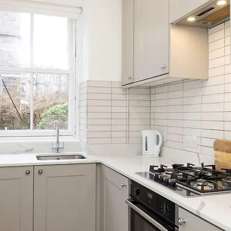 Joivy Spacious 2-bedroom Ground Floor Flat Daire