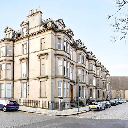 Joivy Spacious 2-bedroom Ground Floor Flat Apartment
