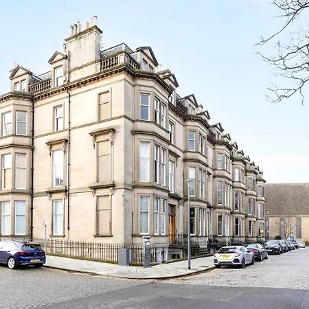 Joivy Spacious 2-bedroom Ground Floor Flat Apartment
