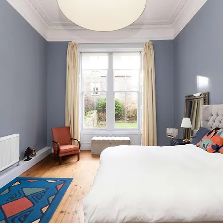Joivy Spacious 2-bedroom Ground Floor Flat * Эдинбург