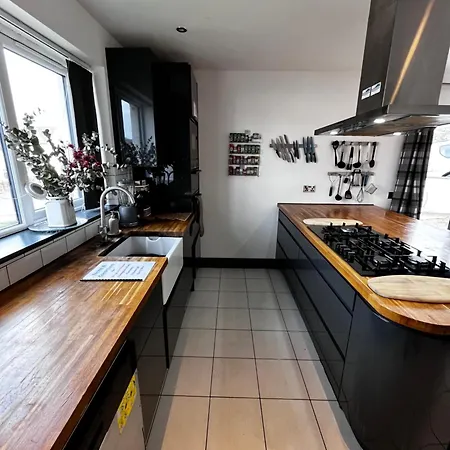 Nyaraló Dreghorn House 5 B-rooms 9 Beds 3 Toilets 2 Showers,1 Bath 2 Receiption Secure Free Parking 233 Wifi Edinburgh