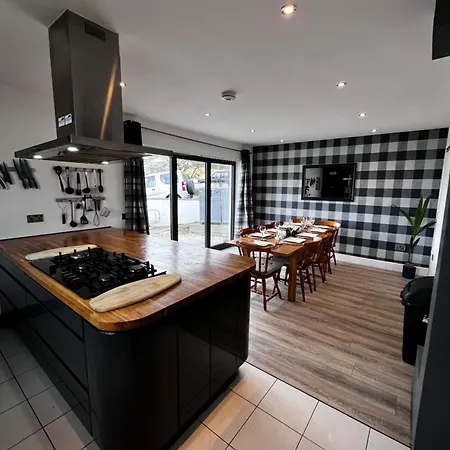 Dreghorn House 5 B-rooms 9 Beds 3 Toilets 2 Showers,1 Bath 2 Receiption Secure Free Parking 233 Wifi Tatil Evi *