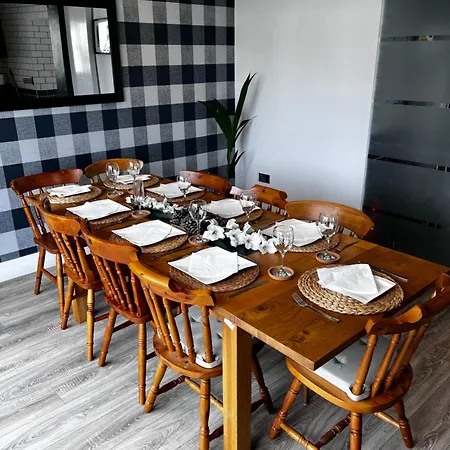 Dreghorn House 5 B-rooms 9 Beds 3 Toilets 2 Showers,1 Bath 2 Receiption Secure Free Parking 233 Wifi Nyaraló *