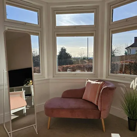 Kaimes Bright Garden Getaway Tatil Evi