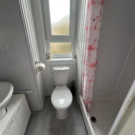 Bright Bedroom With King Side Bed And Share Bathroom Lejlighed