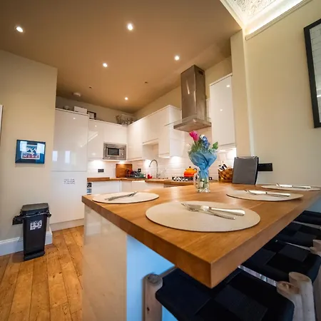 Spacious Flat, Close To The Centre With Scenic Views * 爱丁堡