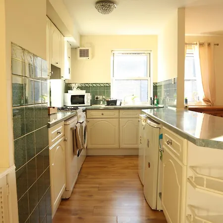 3 Bedrooms Flat In Old Town Sleeps 6 *