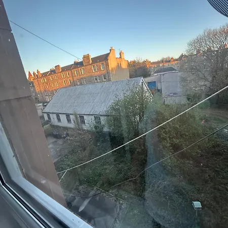 Bright Bedroom With King Side Bed And Share Bathroom Lejlighed