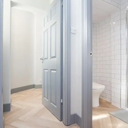 1-Bed Apartment-Free Parking - By Holiday Homes * אדינבורו