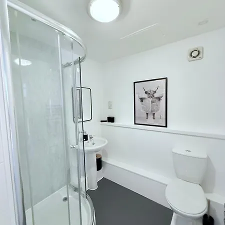 Old Town - Royal Mile Neighbour 2-bed דירה אדינבורו