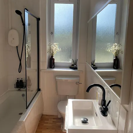 2 Bed With Garden Near Centre & Beach, Free Parking Apartment *