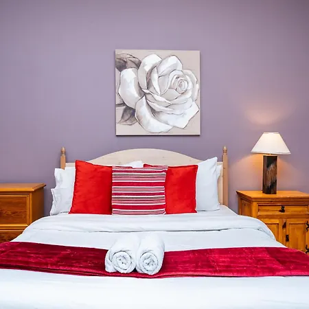 Hotel-style With Free Parking, Sleeps 4 公寓 *