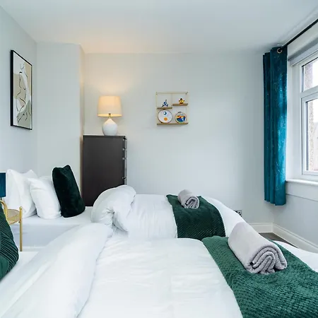 Apartament Luxury 2-bed Townhouse With Free Parking, Near