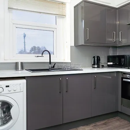Luxury 2-bed Townhouse With Free Parking, Near Apartament Edynburg