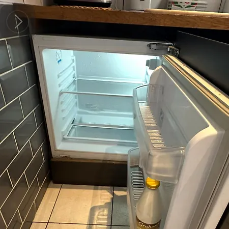 Dreghorn House 5 B-rooms 9 Beds 3 Toilets 2 Showers,1 Bath 2 Receiption Secure Free Parking 233 Wifi *