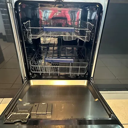 Dreghorn House 5 B-rooms 9 Beds 3 Toilets 2 Showers,1 Bath 2 Receiption Secure Free Parking 233 Wifi * Edinburgh