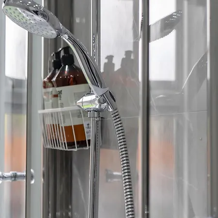 Crewe - Stylish 2 Bedroom Apt, Garden, Free Parking, Edin