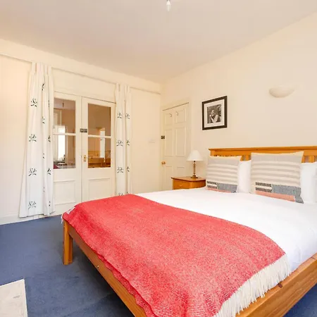 Joivy Gorgeous 2-bed Flat Near Castle Апартаменты Эдинбург