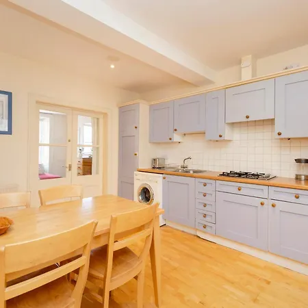 Joivy Gorgeous 2-bed Flat Near Castle Эдинбург