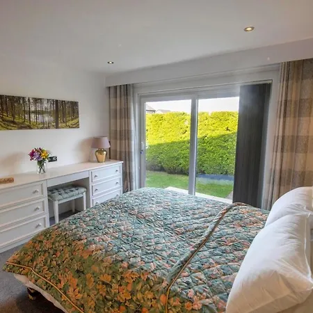 Beautiful Attractive House Free Parking Near Airport Nyaraló *