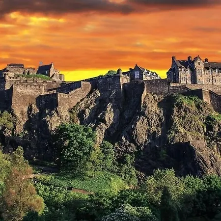 Beautiful Attractive House Free Parking Near Airport Nyaraló *