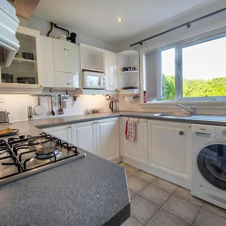 Beautiful Attractive House Free Parking Near Airport Nyaraló