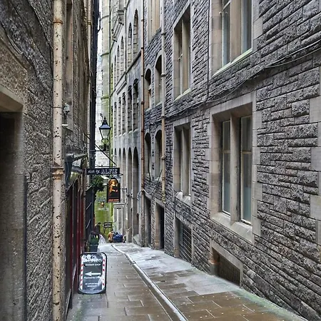 3 Bedroom - Historic Old Town Apartment *