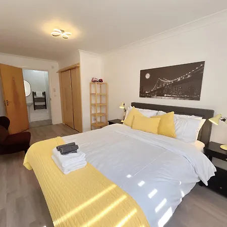 Quiet 2 Bedrooms And 2 Bathrooms With Free Parking Apartament Edynburg