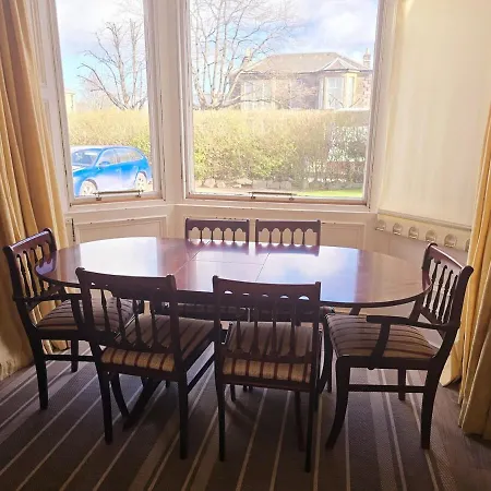 Delightful 4 Bedroom Family In Newington - Craigmillar Park 3*