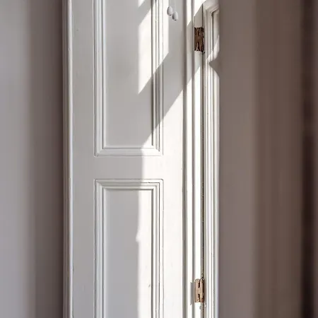 Bright & Elegant Portobello Apartament