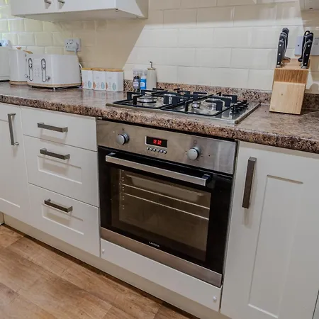 Appartement Victorian Charm - Lush Garden, Shops And Parking *