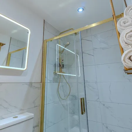 Victorian Charm - Lush Garden, Shops And Parking Appartement *