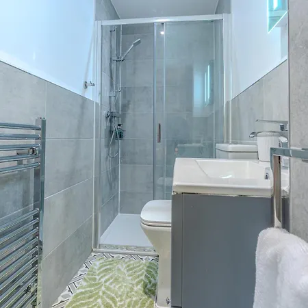 Appartement Victorian Charm - Lush Garden, Shops And Parking